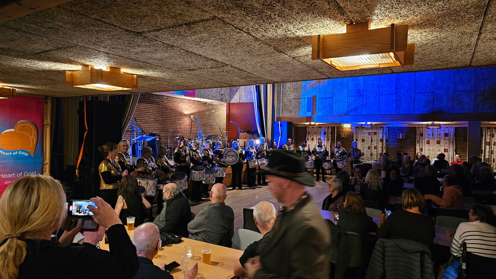 Fullsatt sal på Magnor ungdomslokale